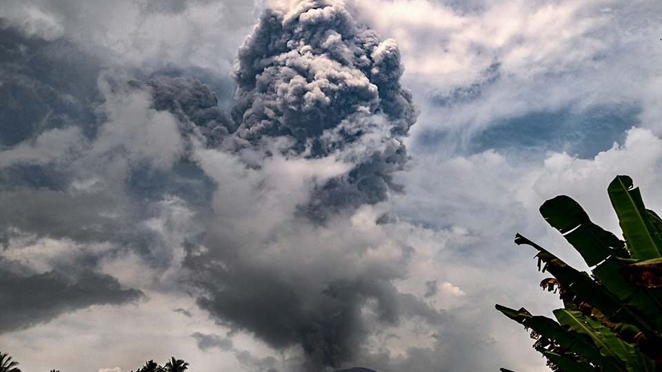 Gunung Ibu di Indonesia meletus lagi, memuntahkan lava panas dan kolom asap