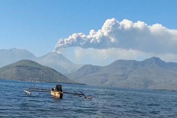 Gunung Lewotobi Laki Laki di Indonesia terus memuntahkan abu panas lebih dari seminggu setelah meletus, yang menewaskan setidaknya sembilan orang