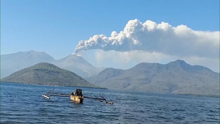 Gunung Lewotobi Laki Laki di Indonesia terus memuntahkan abu panas lebih dari seminggu setelah meletus, yang menewaskan setidaknya sembilan orang