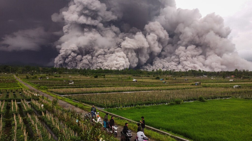 Gunung Semeru Meletus dan Menyebarkan Abu ke Berbagai Desa