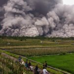 Gunung Semeru Meletus dan Menyebarkan Abu ke Berbagai Desa