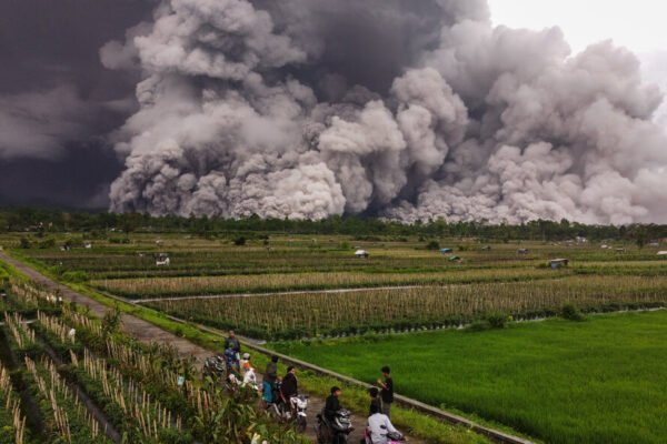 Gunung Semeru Meletus dan Menyebarkan Abu ke Berbagai Desa