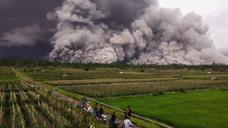 Gunung Semeru Meletus dan Menyebarkan Abu ke Berbagai Desa