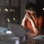 Itulah mengapa Anda menghasilkan enam digit dan tetap hidup dari gaji ke gaji.