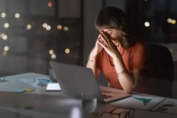 Itulah mengapa Anda menghasilkan enam digit dan tetap hidup dari gaji ke gaji.