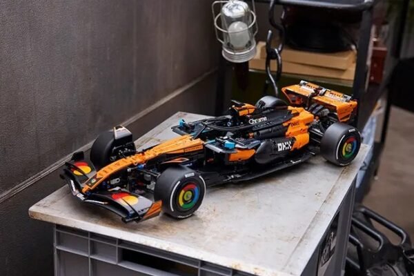 Lego memperkenalkan set Technic McLaren MCL39 F1 yang baru.