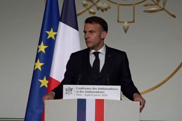 Macron mengatakan bahwa negara-negara adidaya sedang berjuang melawan godaan ‘untuk memecah belah dunia’