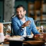 Orang-orang yang paling memikat di ruangan mana pun bukanlah mereka yang punya cerita paling menarik — melainkan mereka yang sudah tidak lagi mengandalkan anggapanmu bahwa mereka istimewa