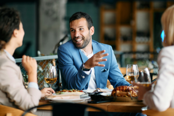 Orang-orang yang paling memikat di ruangan mana pun bukanlah mereka yang punya cerita paling menarik — melainkan mereka yang sudah tidak lagi mengandalkan anggapanmu bahwa mereka istimewa