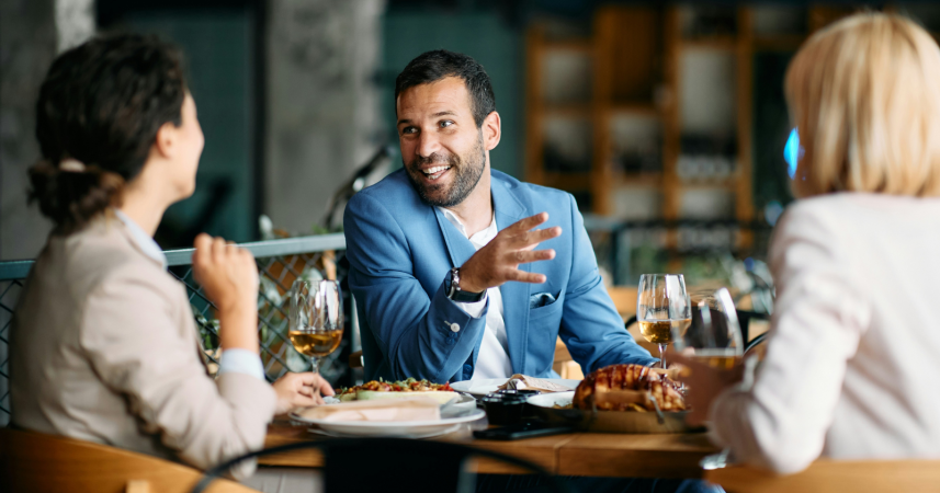 Orang-orang yang paling memikat di ruangan mana pun bukanlah mereka yang punya cerita paling menarik — melainkan mereka yang sudah tidak lagi mengandalkan anggapanmu bahwa mereka istimewa