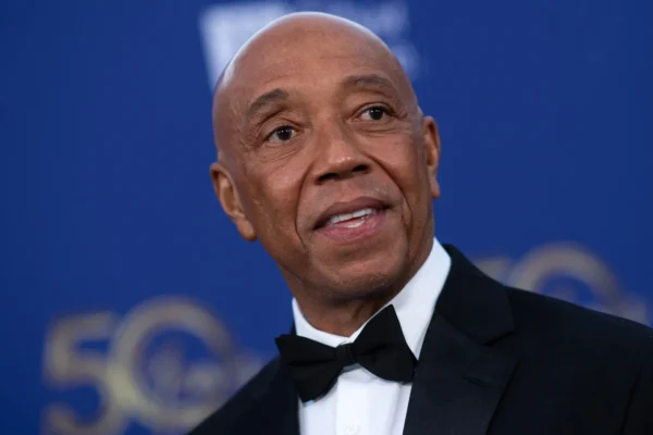 Pelapor kasus pemerkosaan Russell Simmons menyerang klaim bahwa dia 'pensiun' di Indonesia.