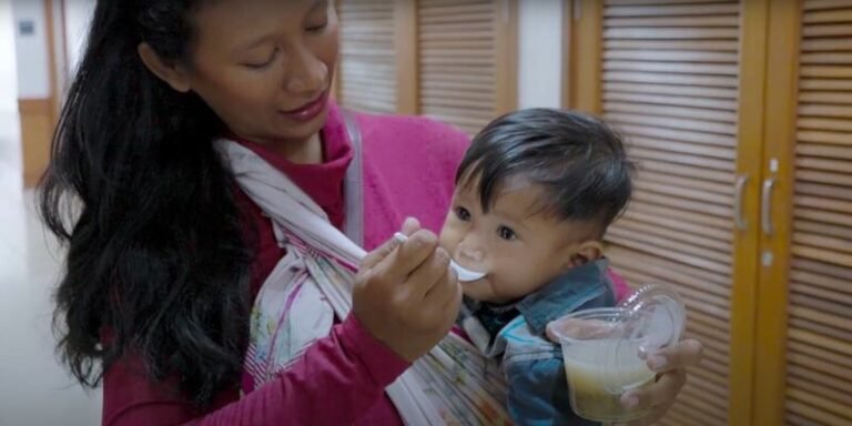 Upaya Penyelamat di Indonesia: Program gizi anak berupaya meningkatkan kesehatan dan kesejahteraan.