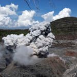 Gunung Ibu di Indonesia meletus dua kali, memuntahkan lava merah