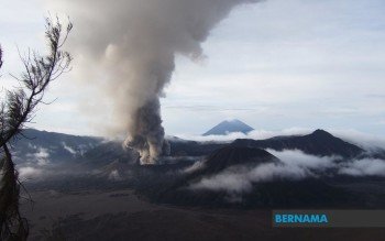 Gunung Semeru di Indonesia Meletus, Memuntahkan Abu Panas