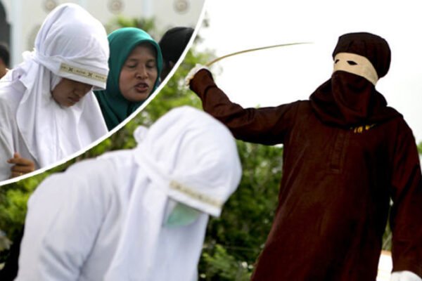 Hukuman syariah: Seorang perempuan dicambuk atas tuduhan perzinahan di Aceh, Indonesia