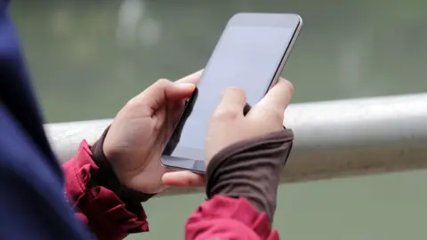 Indonesia akan melarang penggunaan media sosial dan platform daring lainnya bagi anak di bawah usia 16 tahun