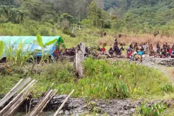 Kebingungan seputar ledakan di Papua Barat dan klaim pengungsian, sementara insiden penembakan terhadap pilot telah dikonfirmasi
