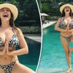Kelly Brook tampil sangat seksi dengan payudara yang menonjol saat ia memukau dalam balutan bikini bermotif berukuran mini