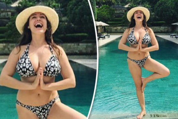Kelly Brook tampil sangat seksi dengan payudara yang menonjol saat ia memukau dalam balutan bikini bermotif berukuran mini