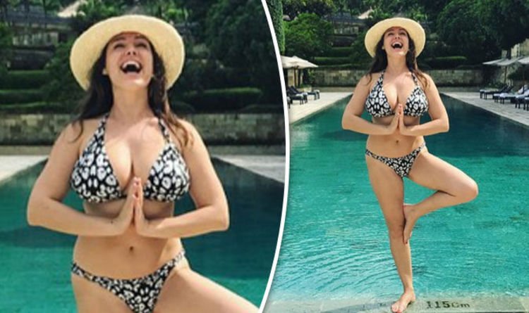 Kelly Brook tampil sangat seksi dengan payudara yang menonjol saat ia memukau dalam balutan bikini bermotif berukuran mini