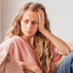 Selama dua puluh tahun, aku selalu menjadi teman yang dihubungi semua orang saat terjadi krisis—dan pada pagi hari ketika akhirnya aku sendiri yang membutuhkan seseorang, aku menyadari bahwa aku tidak tahu nomor siapa yang harus kuhubungi