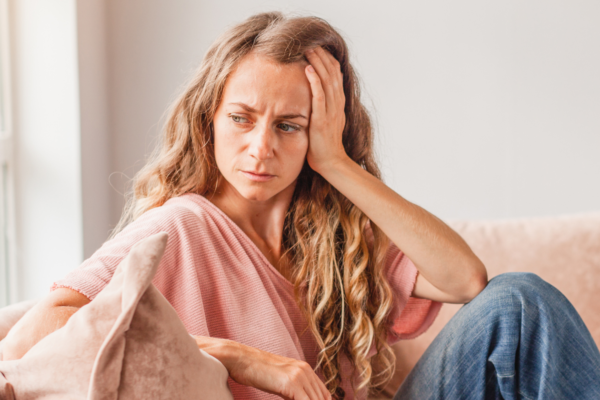 Selama dua puluh tahun, aku selalu menjadi teman yang dihubungi semua orang saat terjadi krisis—dan pada pagi hari ketika akhirnya aku sendiri yang membutuhkan seseorang, aku menyadari bahwa aku tidak tahu nomor siapa yang harus kuhubungi