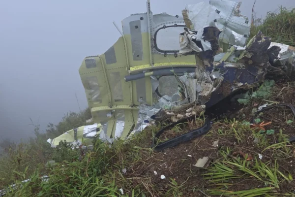 Tim penyelamat Indonesia menemukan puing-puing pesawat yang membawa 11 orang