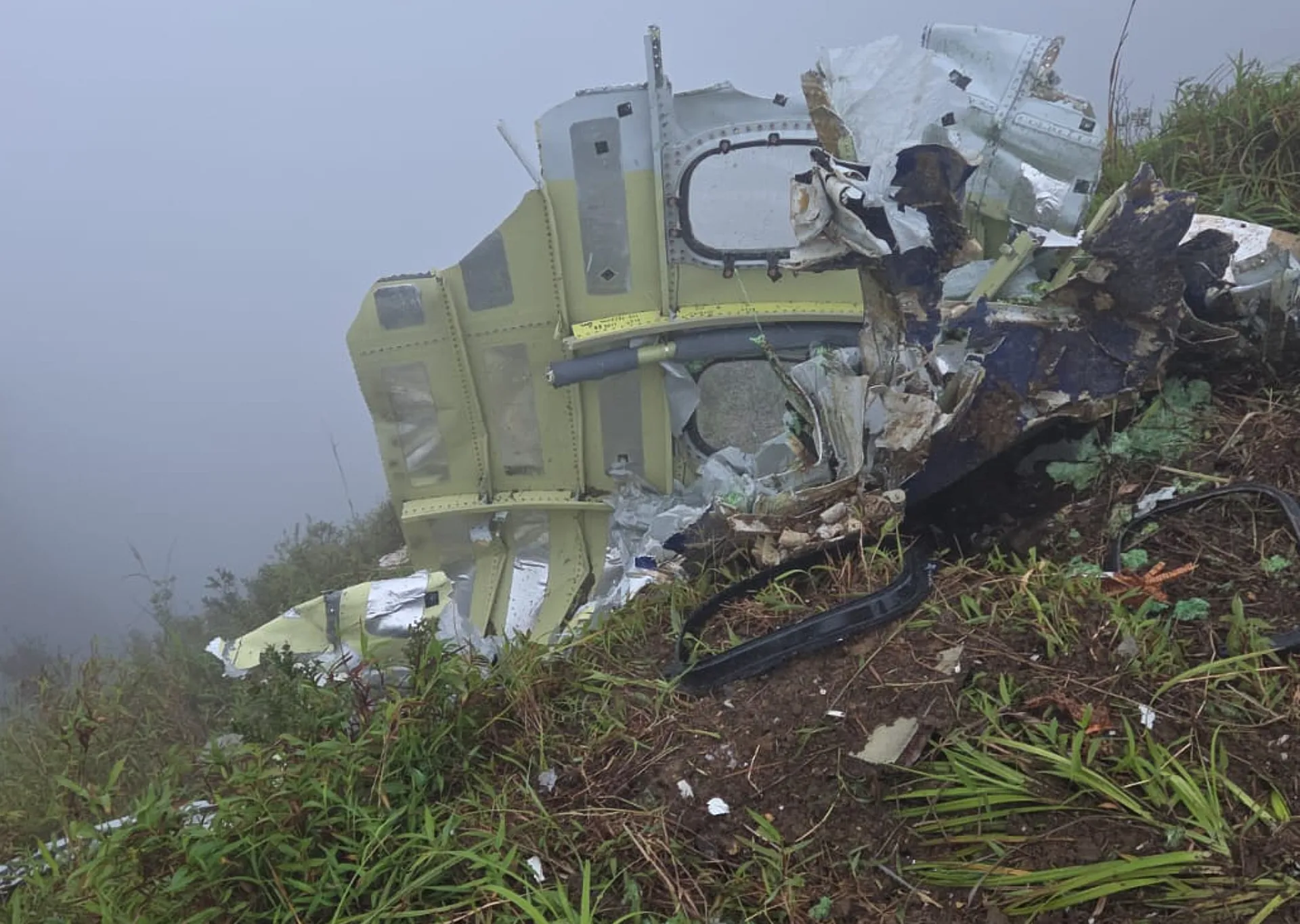 Tim penyelamat Indonesia menemukan puing-puing pesawat yang membawa 11 orang