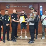 Bos kejahatan Steven Lyons dibawa berkeliling oleh polisi Bali setelah ditangkap di bandara