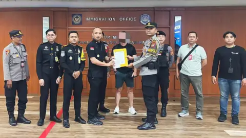 Bos kejahatan Steven Lyons dibawa berkeliling oleh polisi Bali setelah ditangkap di bandara