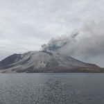 Gunung Ruang di Indonesia kembali memuntahkan awan panas setelah letusan yang memaksa penutupan sekolah dan bandara