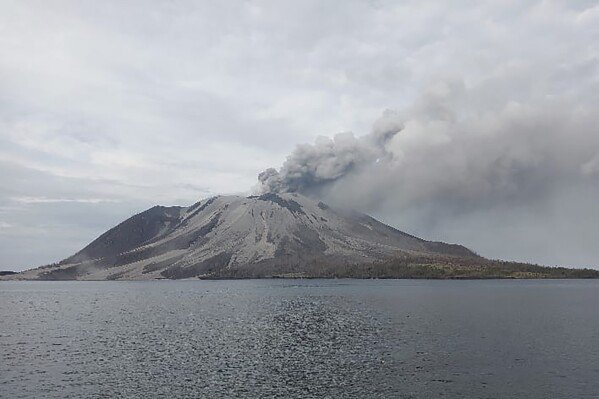 Gunung Ruang di Indonesia kembali memuntahkan awan panas setelah letusan yang memaksa penutupan sekolah dan bandara