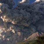 Gunung Sinabung di Indonesia meletus, memuntahkan abu panas hingga beberapa kilometer ke langit