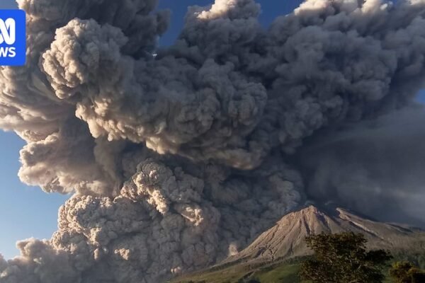 Gunung Sinabung di Indonesia meletus, memuntahkan abu panas hingga beberapa kilometer ke langit