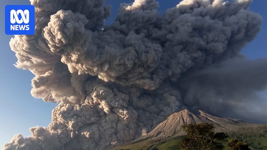 Gunung Sinabung di Indonesia meletus, memuntahkan abu panas hingga beberapa kilometer ke langit