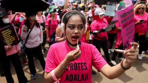 Indonesia: Ratusan perempuan membawa sapu ikut serta dalam aksi protes saat Prabowo terbang ke Tiongkok